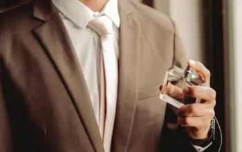 Wanginya Bikin Klepek-Klepek! 4 Parfum Pria Terbaik dengan Aroma Tahan Lama yang Dijamin Bikin Wanita Terpikat ,Salah Satunya …
